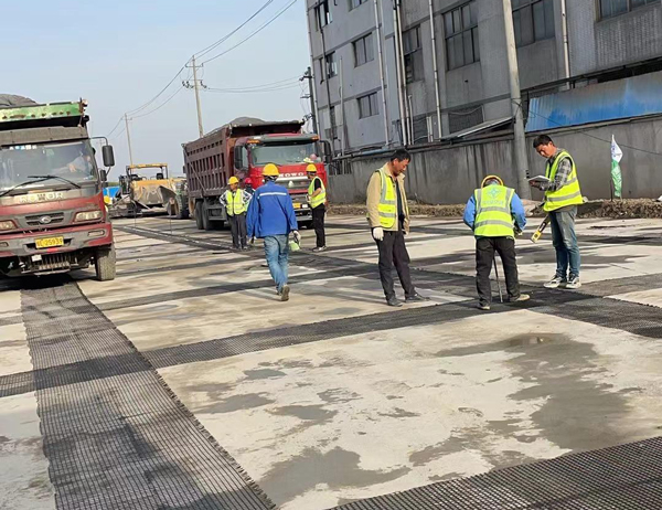 泰安老材料的新故事:玻璃纤维土工格栅如何在‘白改黑’浪潮中重获新生?